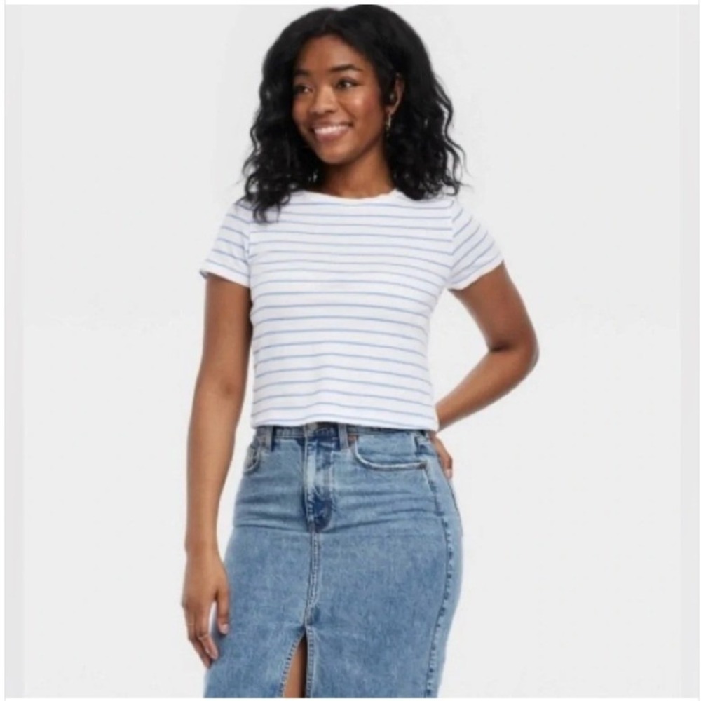 Universal Thread Womens Sz Small Cropped T-Shirt White Blue Stripes Short Sleeve